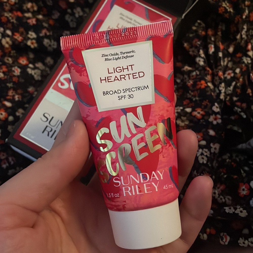 Sunday Riley Light Hearted Sunscreen Spf 30 - Picture 5 of 6